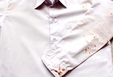 Как вывести желтые пятна на белой одежде в домашних условиях Чем можно отстирать пятна с белой одежды