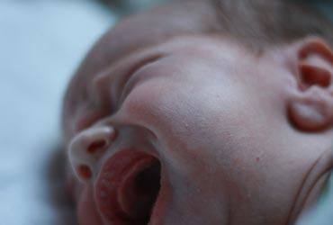 Почему новорожденный малыш постоянно плачет: причины и проверенные способы быстро успокоить грудного ребенка